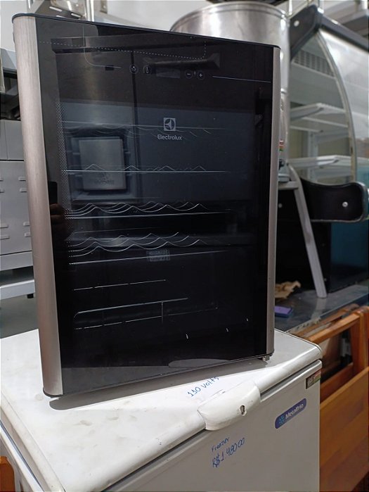 Adega Electrolux 24 Garrafas Uma Porta com Painel Digital WSF24