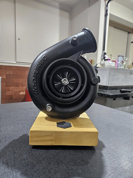 Expositor Turbina EcoTurbo .70 + Base Madeira - Preto Fosco