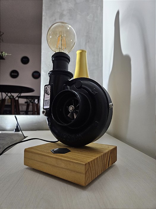 Luminária Turbina Fria Holset + LED Filamento 4w 2200k + Base Madeira