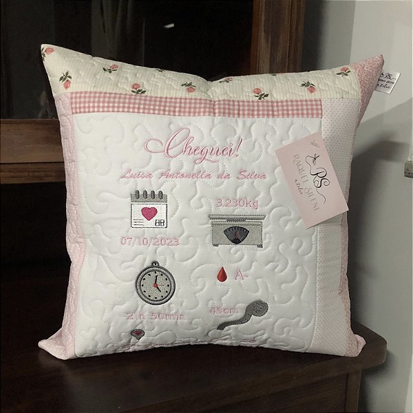 Capa de Almofada Bordada com os dados do Nascimento do Bebê