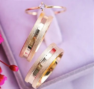 Par Aliança Realeza 6mm Banhada a Ouro 18K com solitário