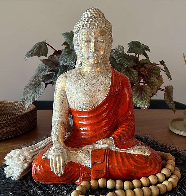 Escultura de Buda em Resina com Manto Laranja (30cm)