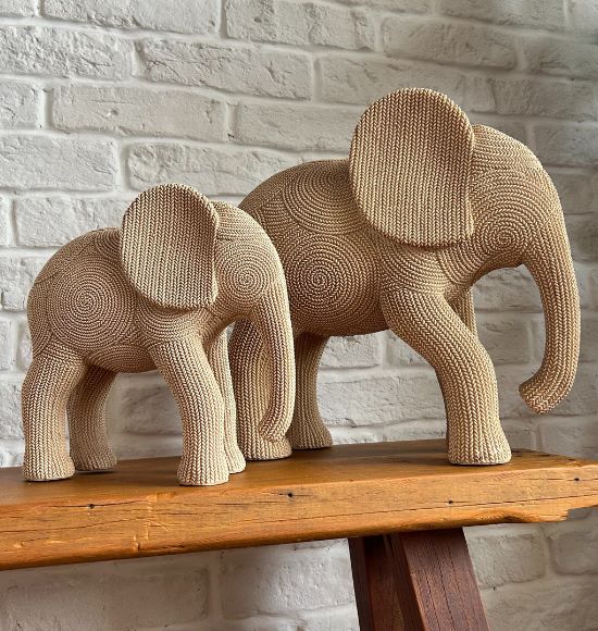 Escultura de Elefante em Poliresina com Aspecto de Crochê Mart (2 tamanhos)