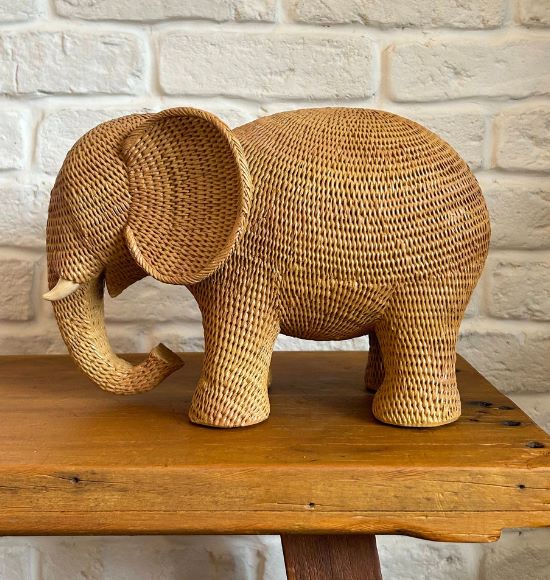 Escultura de Elefante Marrom com Aspecto de Rattan (2 tamanhos)