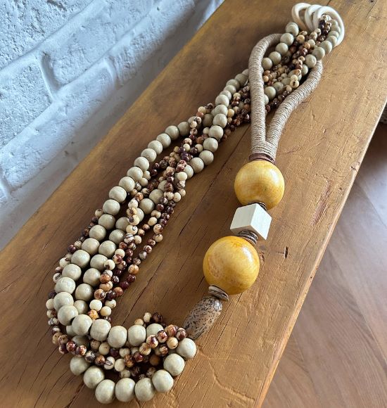 Colar Decorativo de Mesa em Madeira e Sementes de Açaí Bege