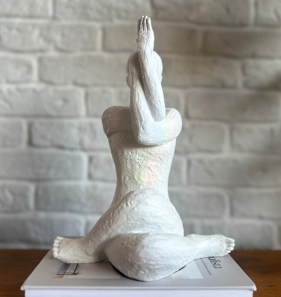 Escultura de Mulher Yogini na Postura da Águia