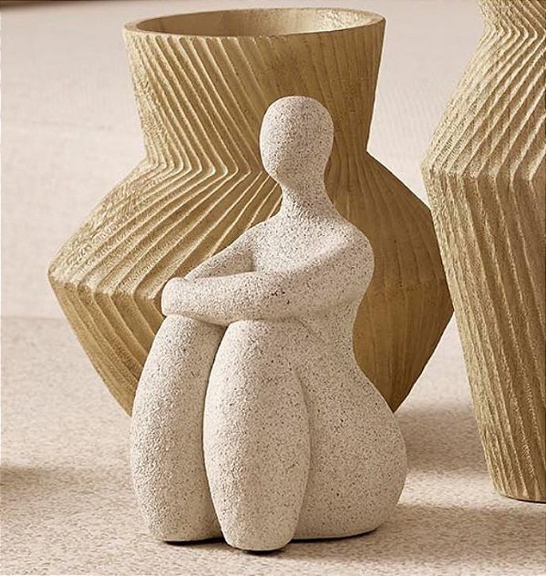 Escultura de Mulher Sentada com Mãos nas Pernas