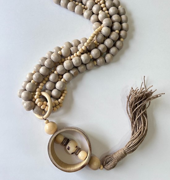 Colar Decorativo de Mesa em Contas de Madeira Clara e Sisal (110CM)