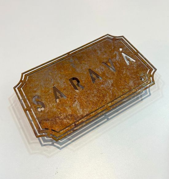 Placa de Ferro Envelhecida "Saravá"