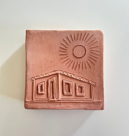 Tijolinho Decorativo de Barro Casa e Sol (15x15) | Coleção Barrolândia