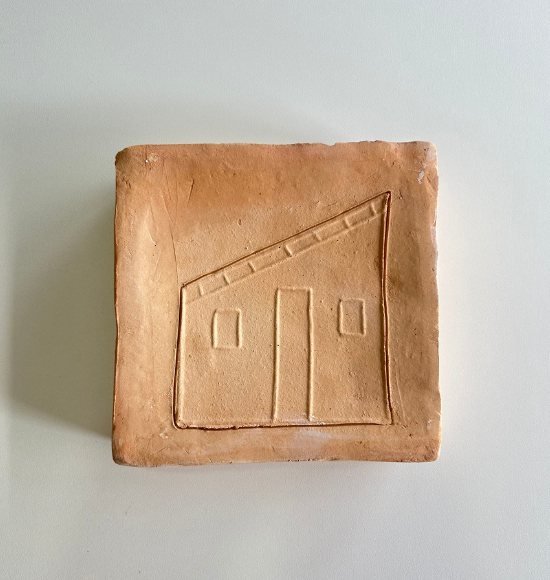 Tijolinho Decorativo de Barro Casinha Inclinada (15x15) | Coleção Barrolândia