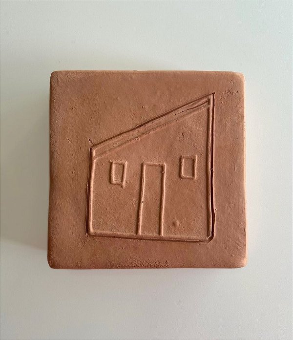 Tijolinho Decorativo de Barro Casinha Inclinada (15x15) | Coleção Barrolândia