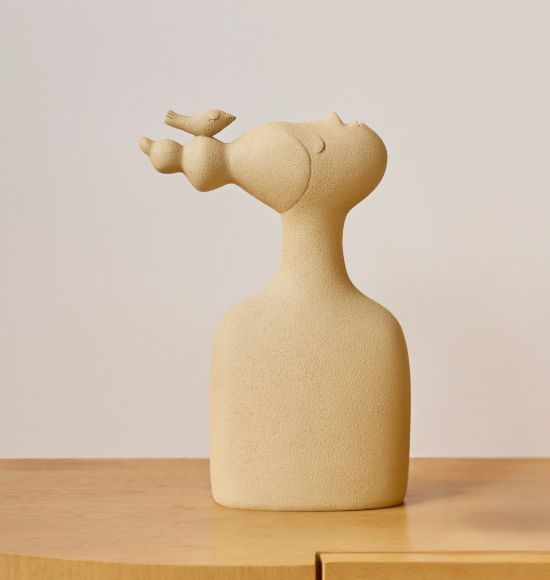 Escultura Decorativa de Mulher com Pássaro na Cabeça