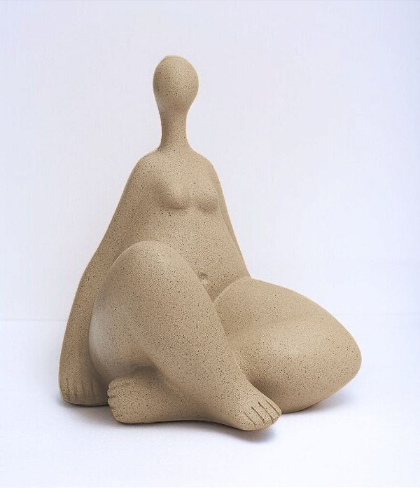 Escultura Decorativa de Mulher Sentada (20x15)
