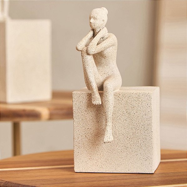 Escultura Decorativa de Mulher Sentada Block (21x13)