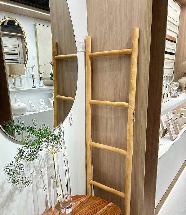 Escada Decorativa em Madeira Clara Modelo Orgânico (150CM)