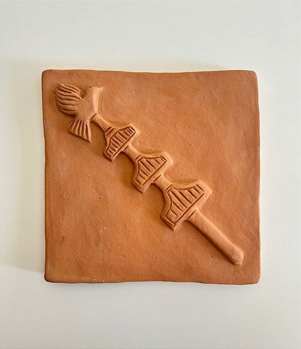 Placa Decorativa de Barro com Cajado de Oxalá (19x19) | Coleção Orixás