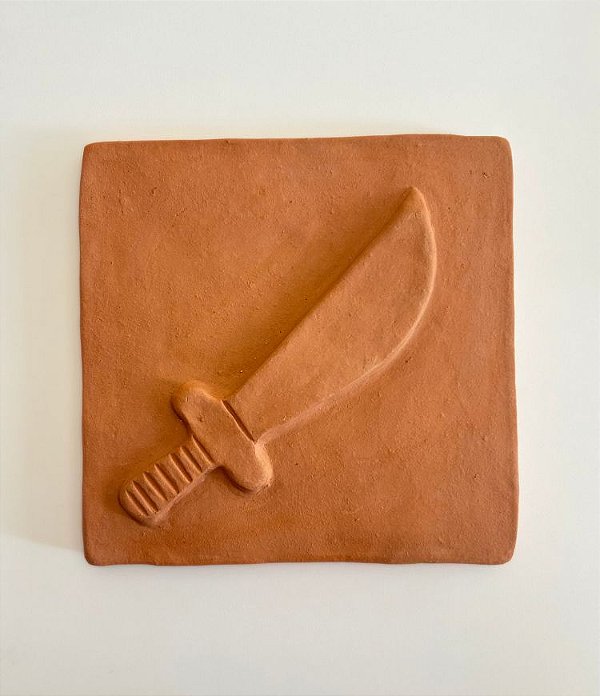 Placa Decorativa de Barro com Espada de Ogum (19x19) | Coleção Orixás