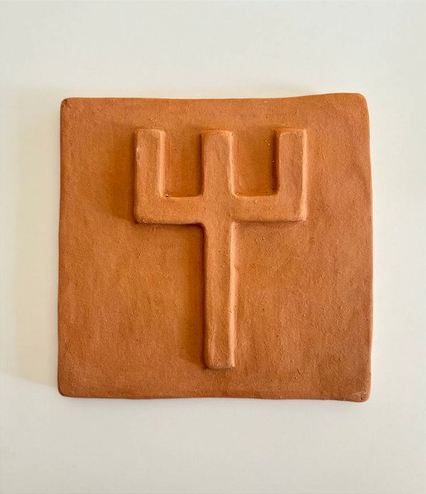 Placa Decorativa de Barro Tridente Exú (19x19) | Coleção Orixás