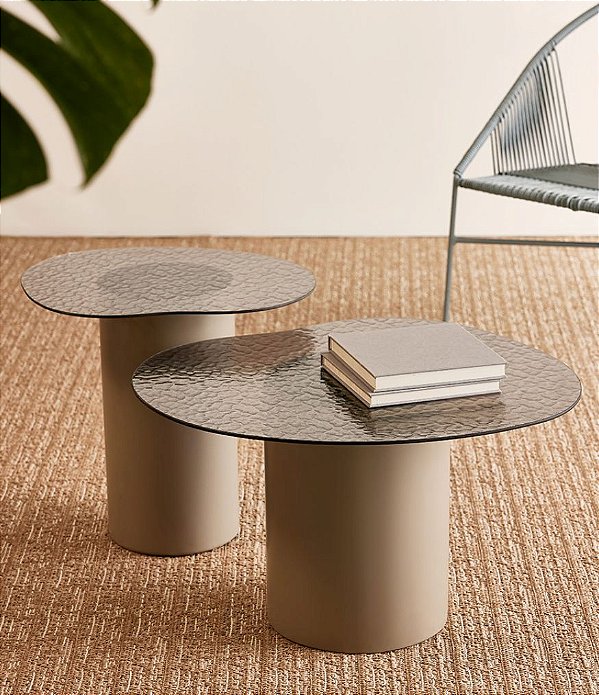 Conjunto de Mesas Laterais Orgânicas em Vidro e Metal (2 Peças)