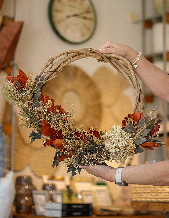 Guirlanda meio arco de Flores Naturais Desidratadas, tons terrosos e verde