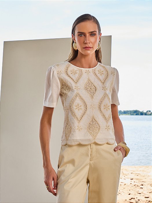 Blusa em voil bordado realist concept