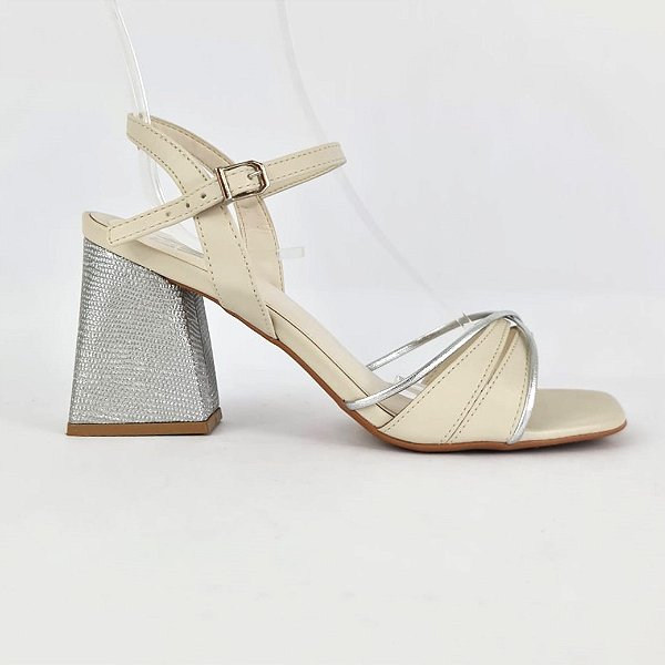 Sandalia off white detalhe prata salto prateado alto Divalentini