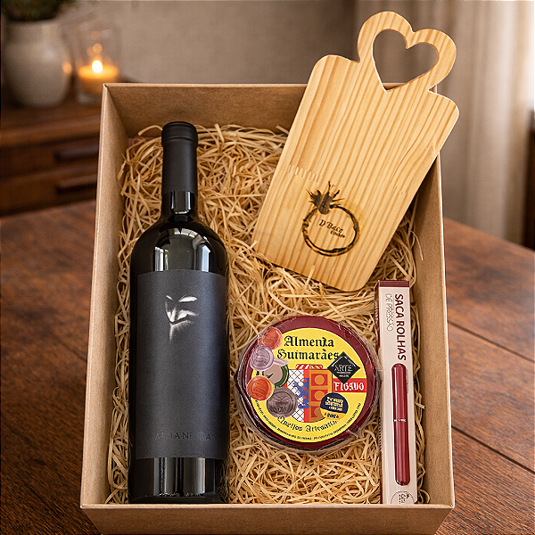 Box com Vinho Alma Negra Mistério 2021, Queijo Artesanal, Tábua e Saca Rolhas de Pressão