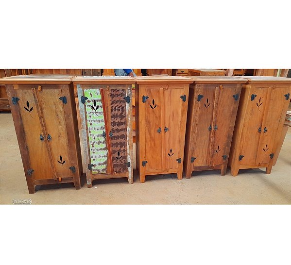 Armário porta torta