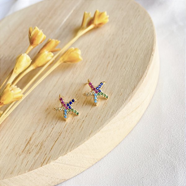 Brinco estrela cravejada em zircônias coloridas