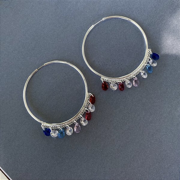 Brinco argola grande com detalhes em cristais e zircônias