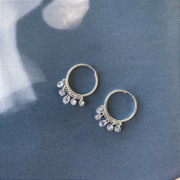 Brinco argola média com detalhes em zircônias e cristais