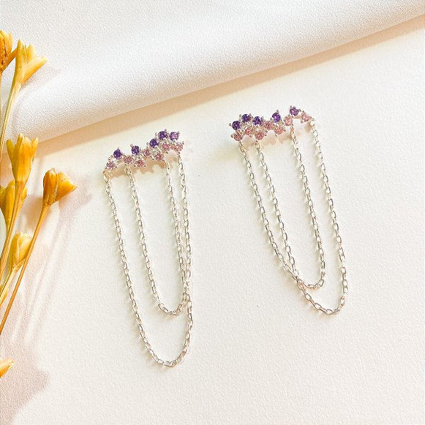 Brinco Ear cuff cravejado em zircônias com detalhe em correntaria