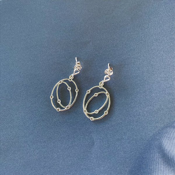 Brinco aros cravejados em zircônias