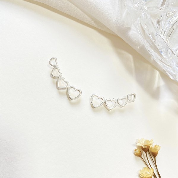 Brinco Ear cuff corações vazados