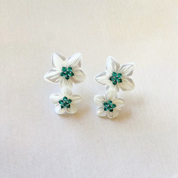 Brinco flores em madrepérola cravejadas em zircônias