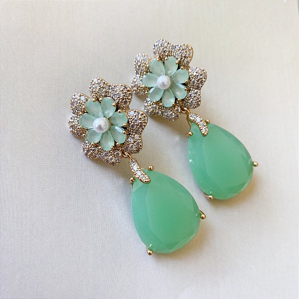 Brinco base flor cravejada detalhe gota verde