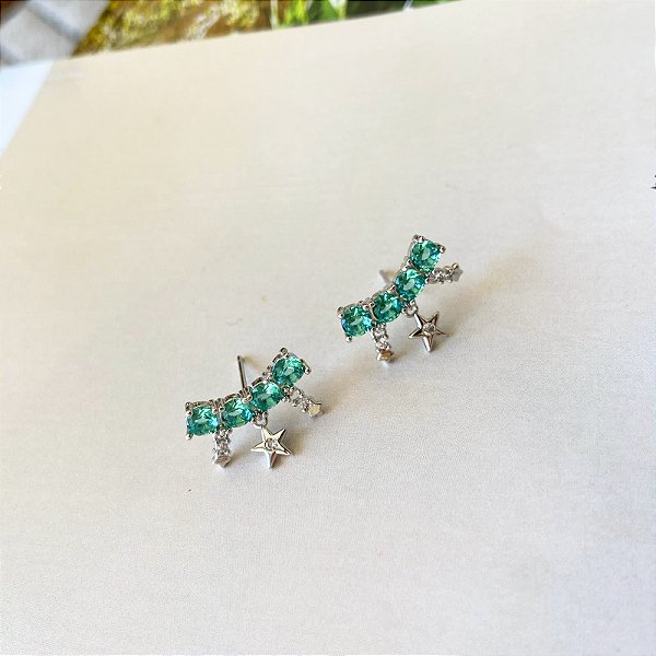 Brinco Ear Cuff cravejado com detalhes em estrelas