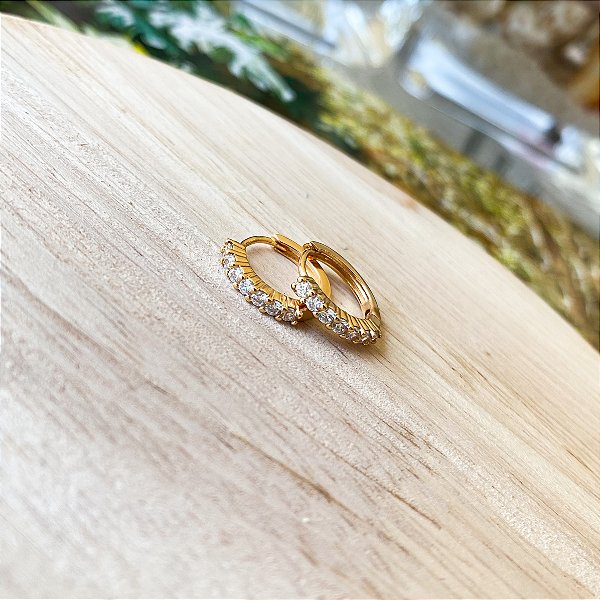 Argolinha cravejada em zircônia cristal