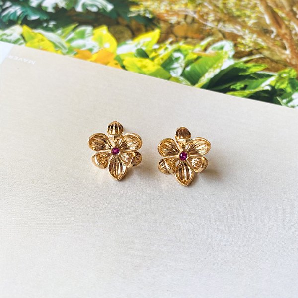 Brinco flor lisa detalhe zircônia