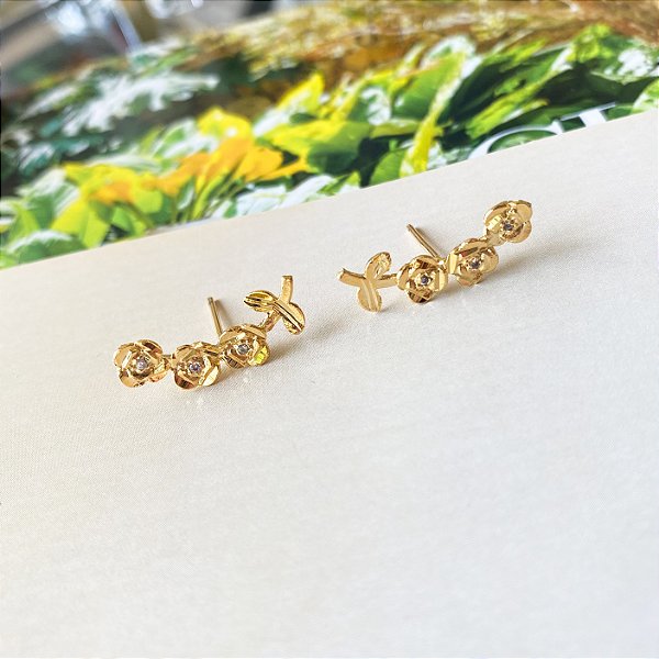 Brinco Ear Cuff flores lisas detalhe em zircônia cristal