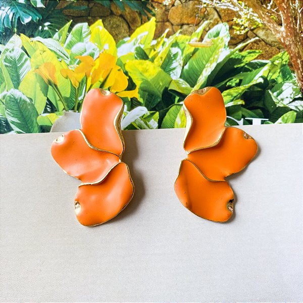 Brinco meia pétala resinada