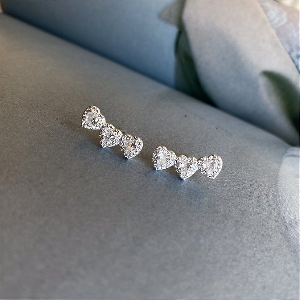 Brinco Ear Cuff corações cravejados