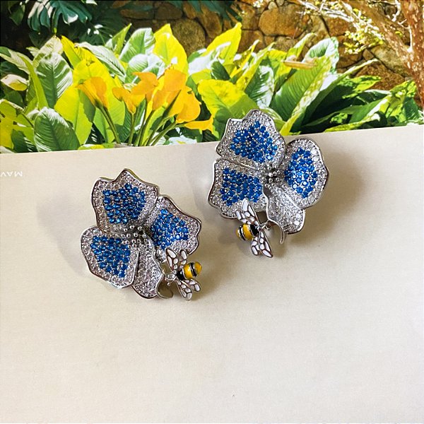 Brinco flor cravejada detalhe abelha