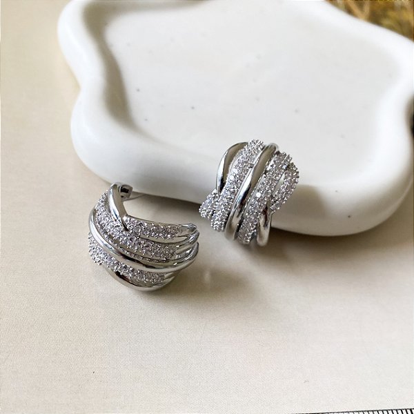 Brinco meia argola com detalhe em zircônias