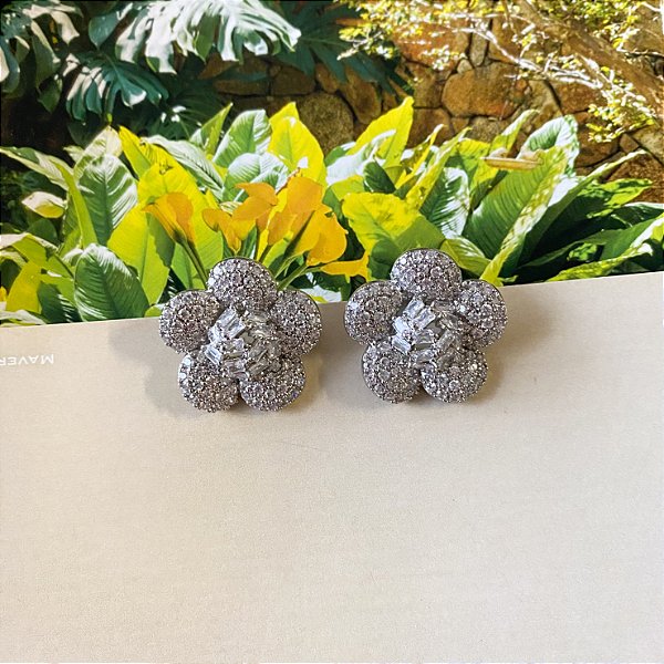 Brinco flor cravejada em zircônia cristal