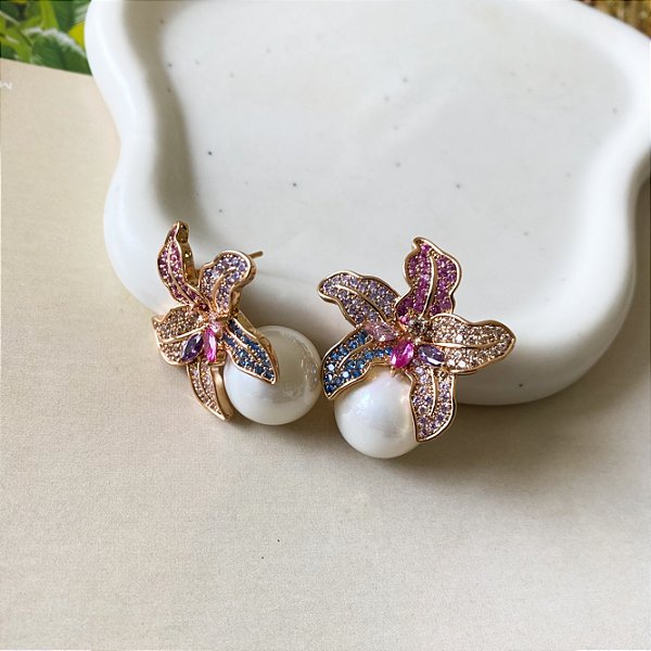 Brinco orquídea cravejada com detalhe em pérola