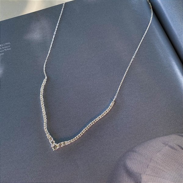 Colar V cravejado em zircônias