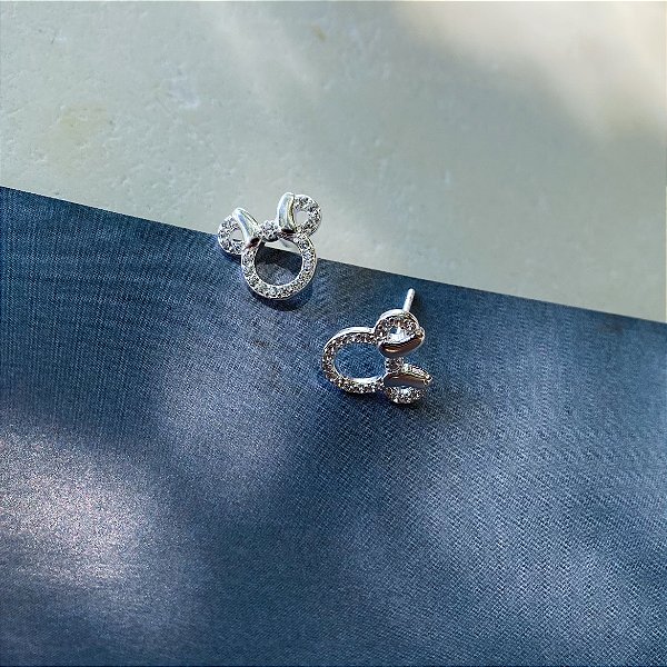 Brinco Minnie cravejada