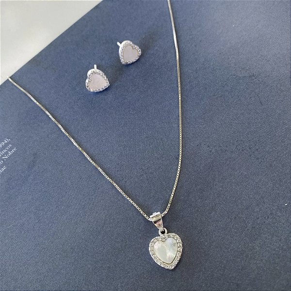 Conjunto coração em madrepérola cravejado